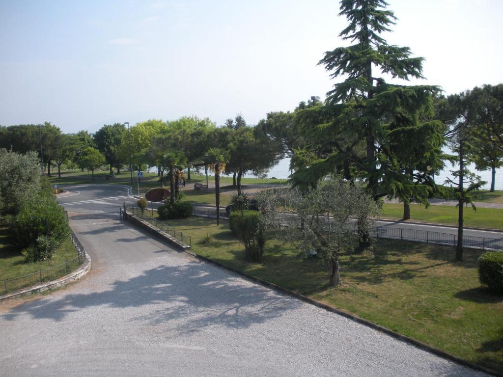 Hotel Mirabello Sirmione Bagian luar foto