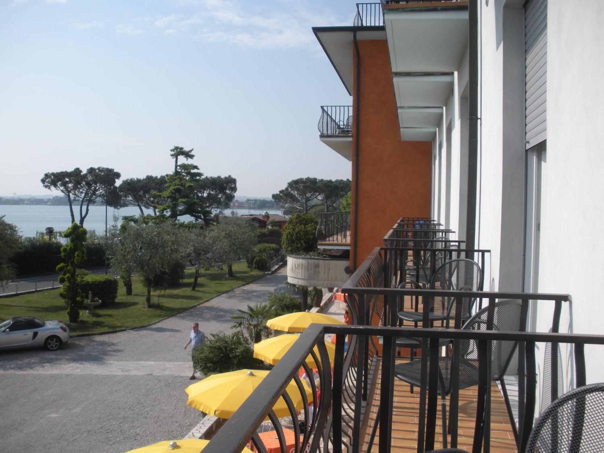 Hotel Mirabello Sirmione Bagian luar foto